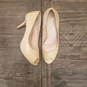 VINCE CAMUTO Peep Toe Heels low platform cream size 10
